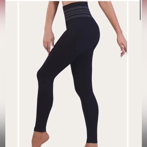 NWT! Women’s Sankom Activewear Leggings in‎ Black & Silver